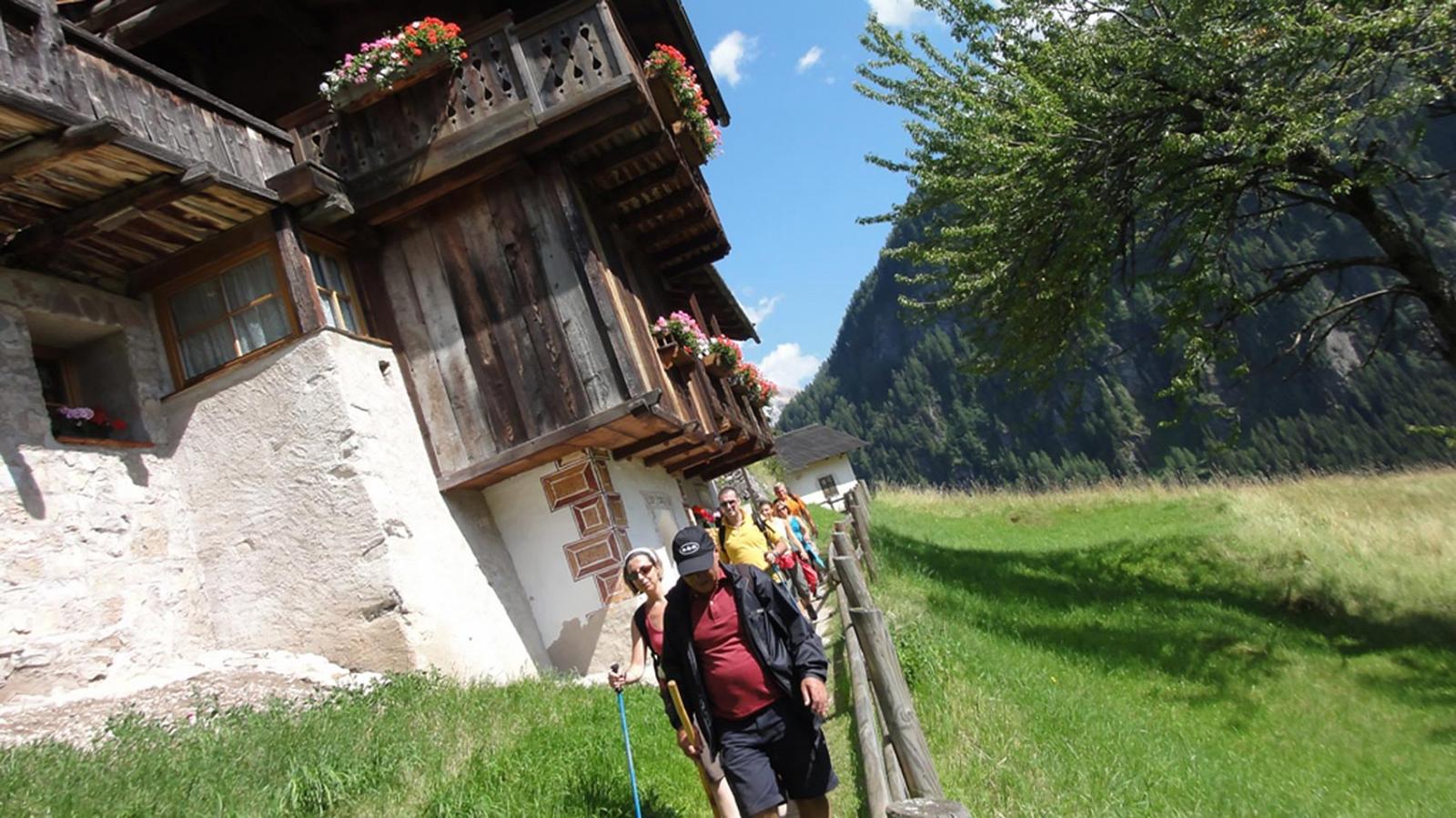 Eine Gruppe Wanderer in Moena im Trentino
