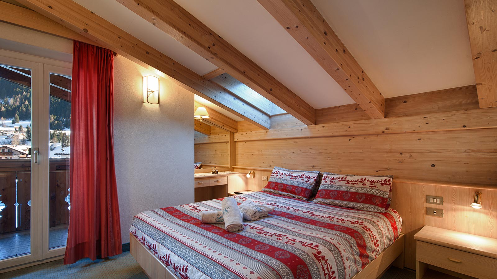 Schlafecke eines Hotelzimmers im Hotel La Serenella im Fassatal