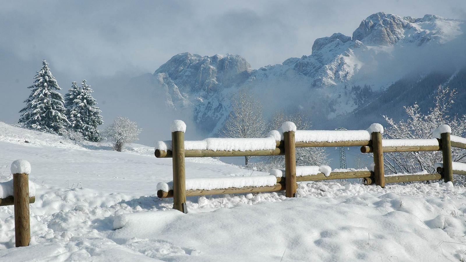A snowy fence in the surroundings of Hotel La Serenella