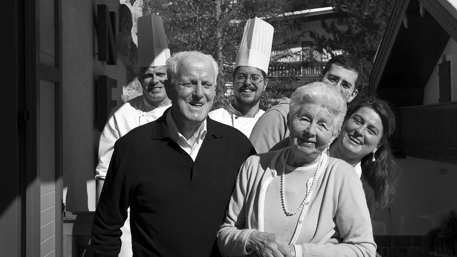 Die Familie des Hotel La Serenella in einem schwarz-weißen Gruppenfoto